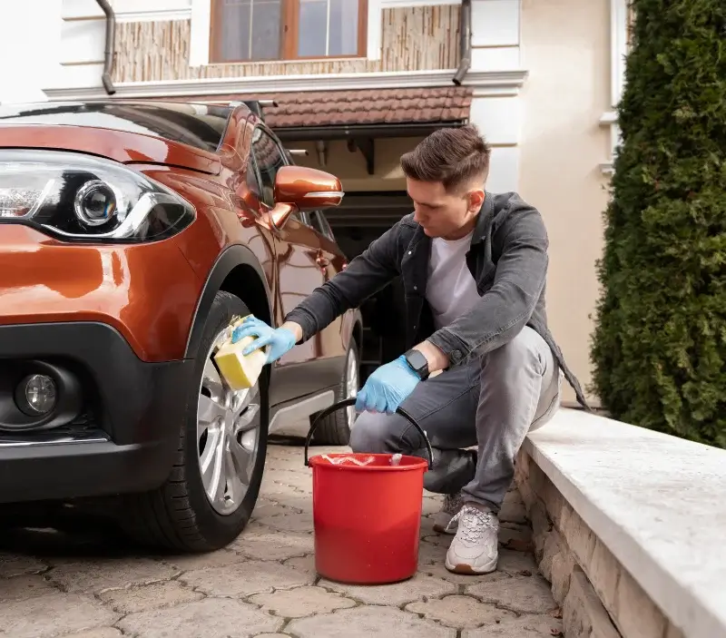 Lavage auto à domicile Saint-André-de-Lidon : professionnel intervenant sur un véhicule